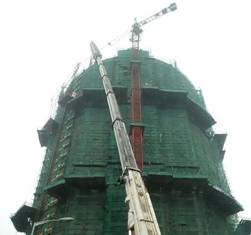 东至吊车在工地上作业
